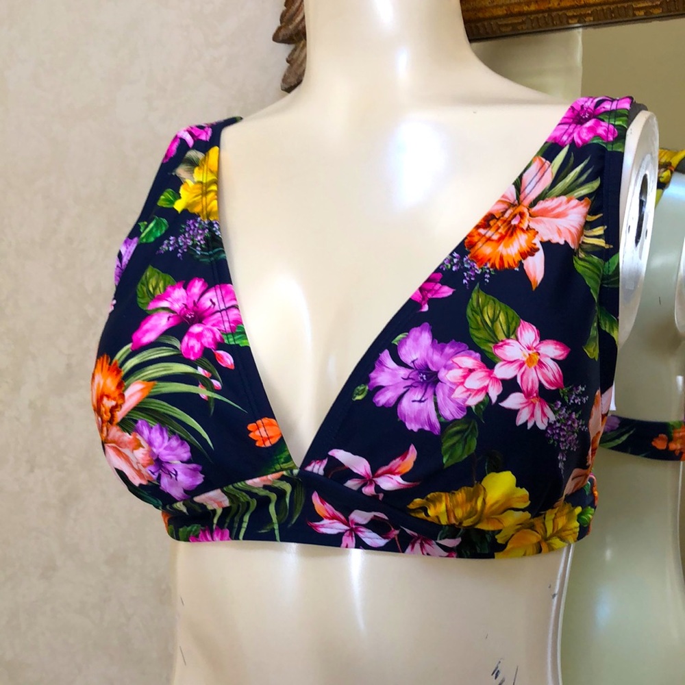 NWOT Women’s floral bikini top.  Size L.  Adjustable straps.  Removable pads.